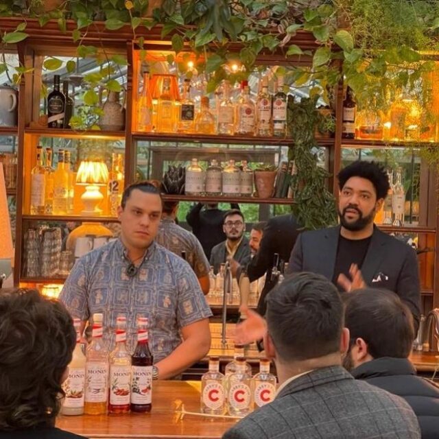 Oh what a night at Soho Farmhouse joining the fab @mannymixesdrinks & @timotjufalzon at their Masterclass 🌟🌟🌟🌟🌟same time next week @trailerh 😃

We made quite the impression since  Cabby's Mist cocktail won the in-house cocktail competition 🍹🍸

Enjoy the photos or better yet, the cocktails 👍🏿

#cabbysfriends
#cabbystheword
#cocktailcompetition
#cocktailmasterclass
#rumlovers
#cabbyswhiterum #blm #blackexcellence #funtimes